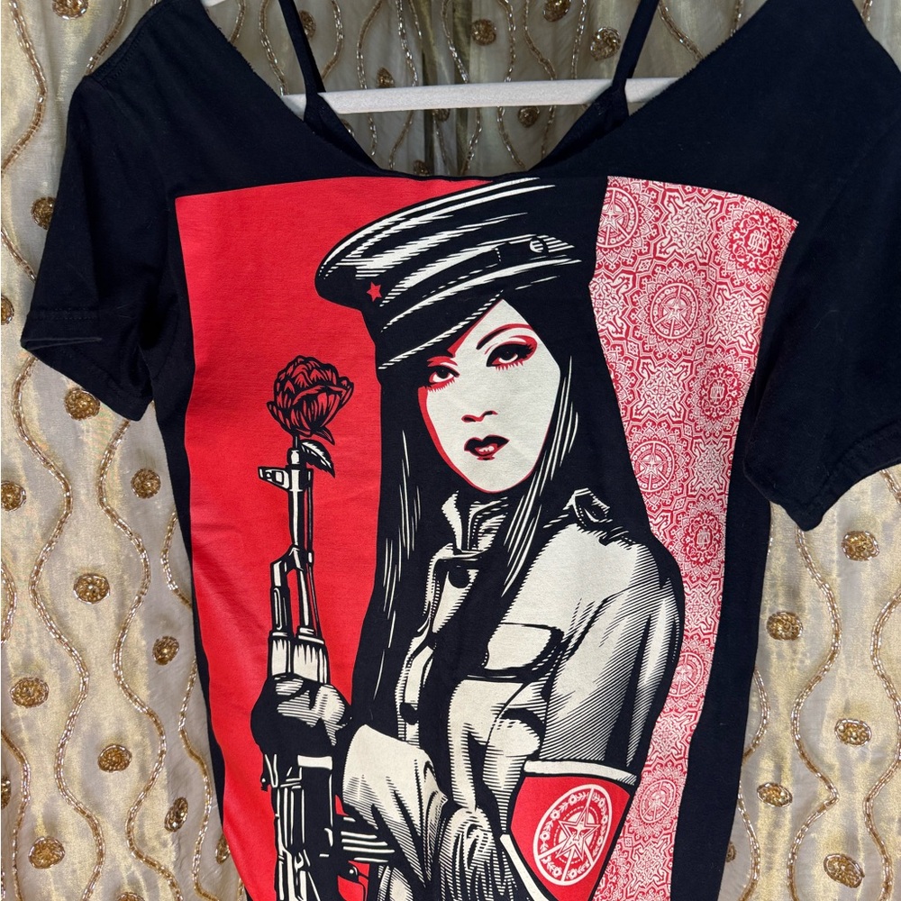Obey Peace Guard T sz M Vintage Out Of Print Shepard Fairey
Cut out, sexy look